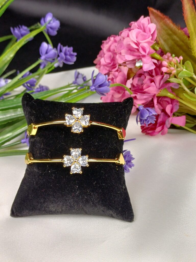 Golden Clover Kara Set