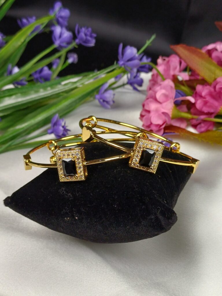 Golden Clover Kara Set